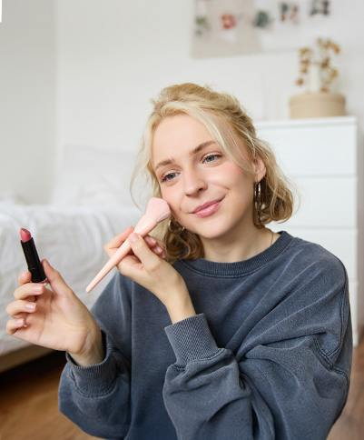 Maquillaje para la vuelta a clase: looks fáciles y productos para llevar en tu mochila