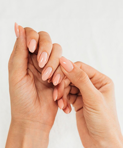 Manicura semipermanente fácil con Claresa