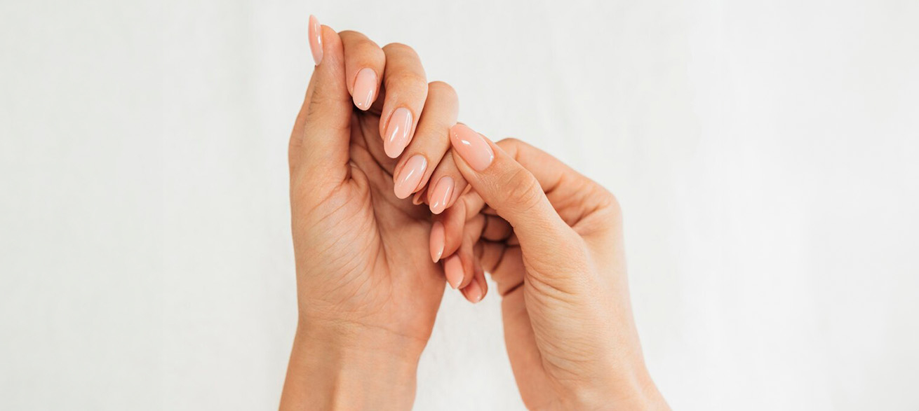 Manicura semipermanente fácil con Claresa