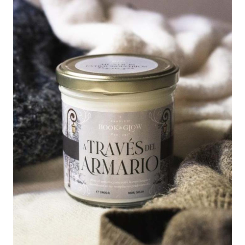 Book and Glow - *Mundos Extraordinarios* - Vela de soja - A través del armario