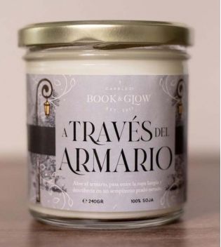 Book and Glow - *Mundos Extraordinarios* - Vela de soja - A través del armario