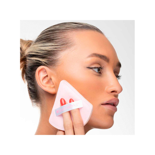 Brushworks - Dúo de borlas de maquillaje triangulares acolchadas