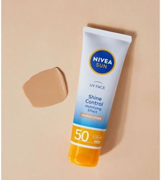 Nivea Sun - Protección facial Control de Brillos SPF50 con color - Tono medio