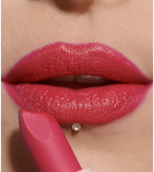 Revolution - Barra de labios satinada Lip Allure - Material Girl Wine