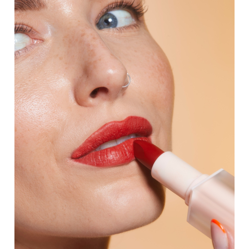 Revolution - Barra de labios satinada Lip Allure Soft Satin - CEO Brick Red