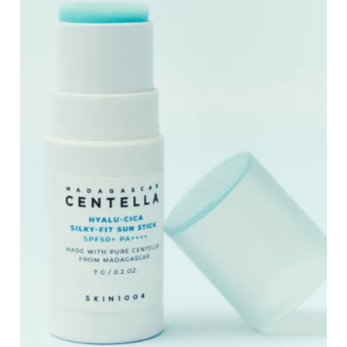 SKIN1004. - *Hyalu-Cica* - Protector solar facial en stick Silku-Fit SPF50+ PA++++ - Formato viaje