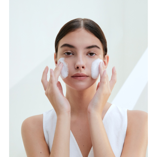 SKIN1004 - *Tone Brightening* - Espuma limpiadora con Centella Asiática de Madagascar